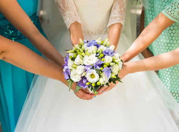 Close up van bruid en bruidsmeisjes boeketten — Stockfoto