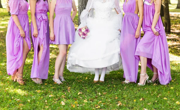 Noiva e damas de honra pernas — Fotografia de Stock