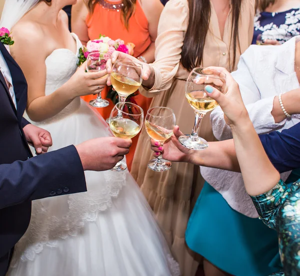 Celebración de la boda. Manos sosteniendo las copas de champán y vino haciendo un brindis — Foto de Stock