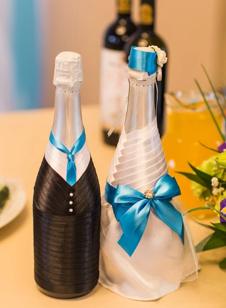 Украшенная свадебная бутылка шампанского — стоковое фото