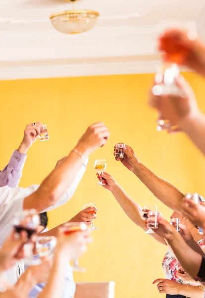 Празднование. Руки, держащие бокалы шампанского и вино, произносящие тост — стоковое фото