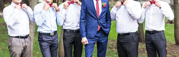 Novio con el mejor hombre y los padrinos en la boda —  Fotos de Stock