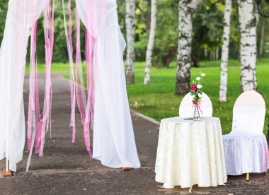 Düğün töreni süslemeleri açık havada
