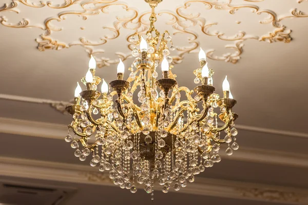 Beautiful crystal chandelier in a room — Stock Photo, Image