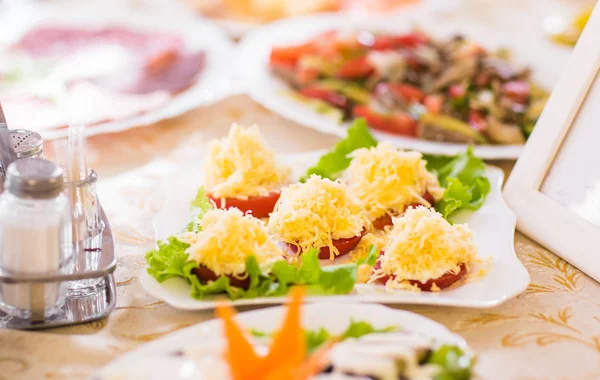 Aperitivos na mesa festiva — Fotografia de Stock