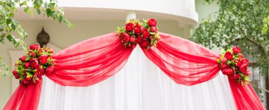 Düğün töreni süslemeleri açık havada