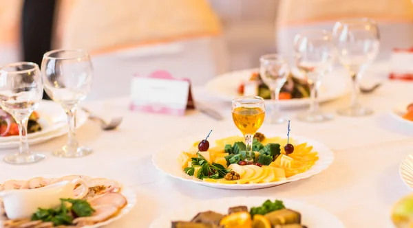 Kaas plaat op feestelijke tafel — Stockfoto