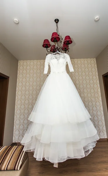 El vestido de novia perfecto en una percha en la habitación de la novia —  Fotos de Stock