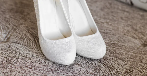 Elegantes zapatos blancos — Foto de Stock