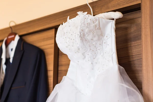 El vestido de novia perfecto en una percha en la habitación de la novia — Foto de Stock