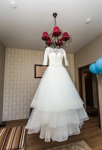 El vestido de novia perfecto en una percha en la habitación de la novia —  Fotos de Stock