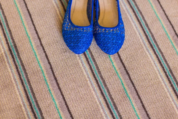 优雅蓝色平跟鞋为女性的 — 图库照片