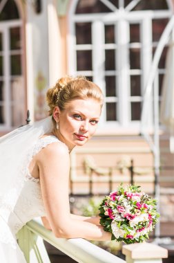 buket çiçek açık ile güzel bir gelin