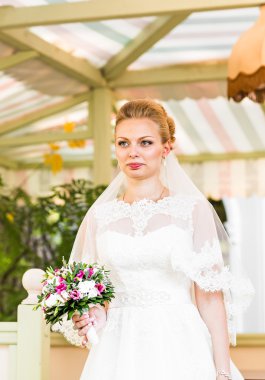 buket çiçek açık ile güzel bir gelin