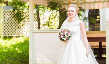 buket çiçek açık ile güzel bir gelin