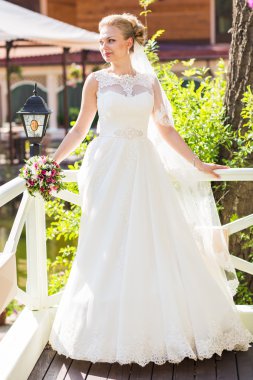 buket çiçek açık ile güzel bir gelin