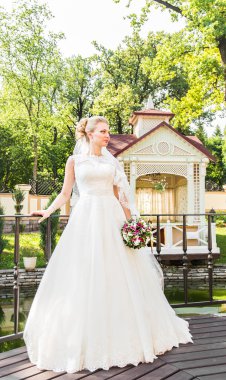 buket çiçek açık ile güzel bir gelin