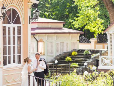 sarılma, elinde bir buket çiçek, onu kucaklayan damat gelin düğün çifti