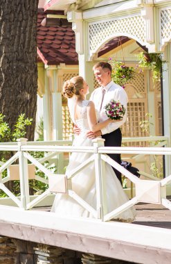 sarılma, elinde bir buket çiçek, onu kucaklayan damat gelin düğün çifti