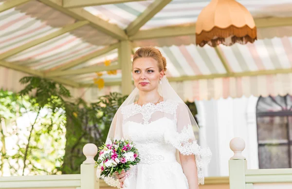 buket çiçek açık ile güzel bir gelin