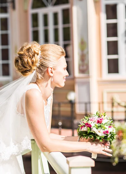 Krásná nevěsta s kyticí venkovní — Stock fotografie