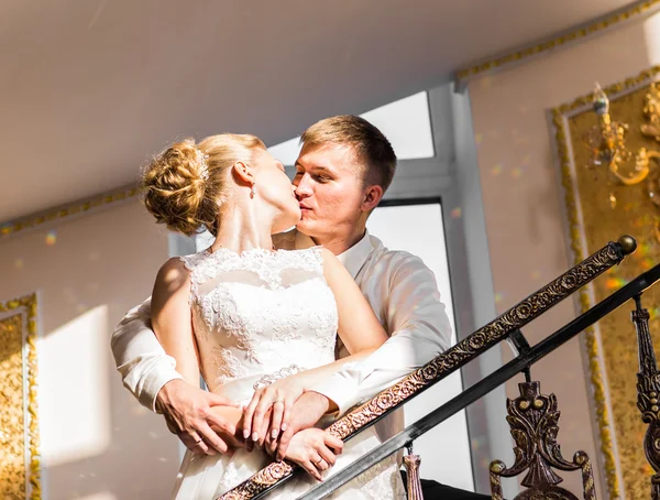 Beije a noiva e o noivo — Fotografia de Stock