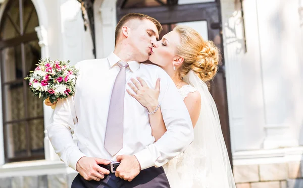 Políbit nevěstu a ženicha — Stock fotografie