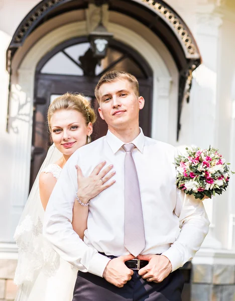 Novia y novio en el día de su boda — Foto de Stock