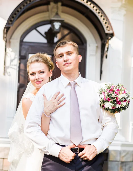 Noiva e noivo em seu dia de casamento — Fotografia de Stock