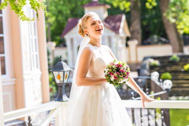 buket çiçek açık ile güzel bir gelin