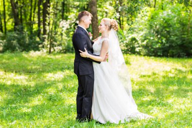 Gelin ve damat düğün gününde