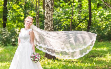 buket çiçek açık ile güzel bir gelin