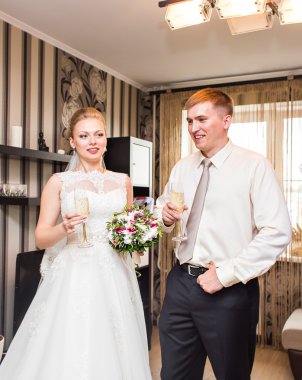 Gelin ve damat ellerinde şampanya kadehleriyle