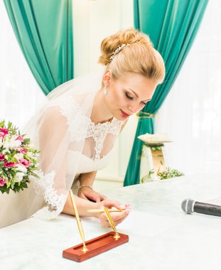 Gelin ve damat evlilik cüzdanı veya düğün sözleşme imzalama