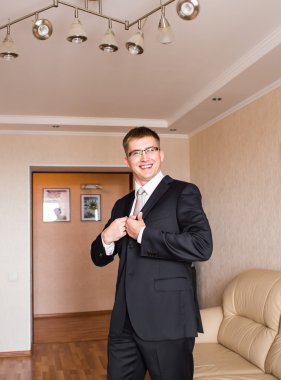 İş adamı veya hazırlanması ve takım elbise düğün gününde damat.