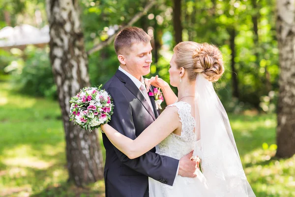 Bride and groom on their wedding day — Stock Photo, Image