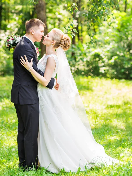 Mariée et marié le jour de leur mariage — Photo