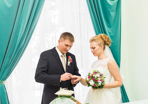 Csúszik a ring ujját a menyasszony esküvő vőlegény — Stock Fotó