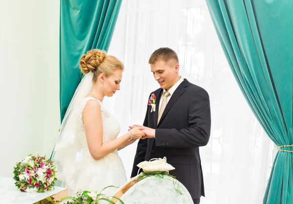 Bague glissante de mariée sur le doigt du marié au mariage — Photo