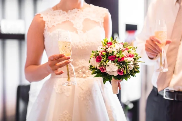 Sposo e sposo in possesso di bicchieri di champagne matrimonio — Foto Stock