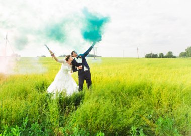 Gelin ve damat çayır duman bombaları ile
