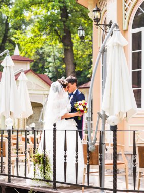 Gelini öp ve açık havada damat