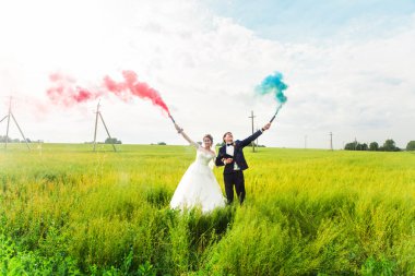 Gelin ve damat çayır duman bombaları ile