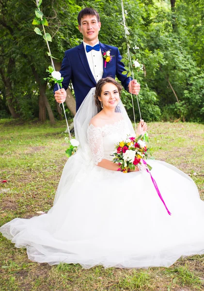 Sposa e sposo il giorno del loro matrimonio — Foto Stock
