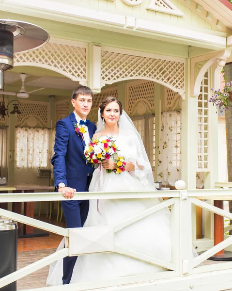 Bride and groom on their wedding day — Stock Photo, Image