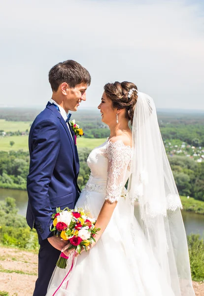 Nevěsta a ženich v jejich svatební den — Stock fotografie