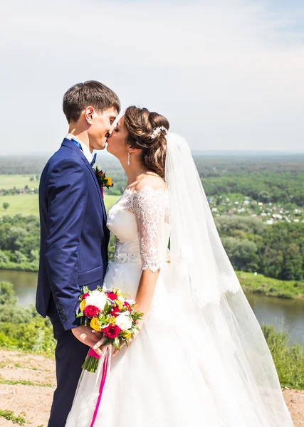 Bacia la sposa e lo sposo all'aperto — Foto Stock