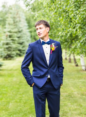 düğün günü bir parkta üzerinde damat portre