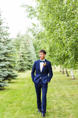 düğün günü bir parkta üzerinde damat portre