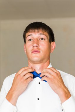 Eller dokunuşlar papyon bir takım elbise üzerinde mans